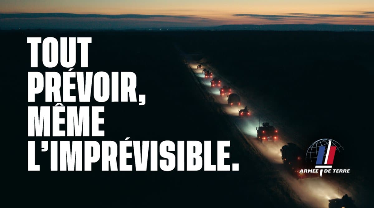 Visuel de la campagne de l’armée de Terre : un convoi de véhicules de nuit et le slogan « Tout prévoir, même l’imprévisible »