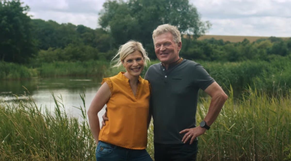 Image du spot « Bien plus qu’un job » de Lidl : deux proches d’une salariée sourient au bord d’un étang